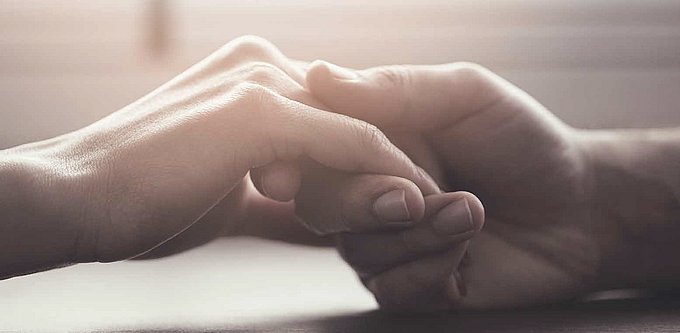 Sterbebegleitung Hände halten - Füreinander da sein