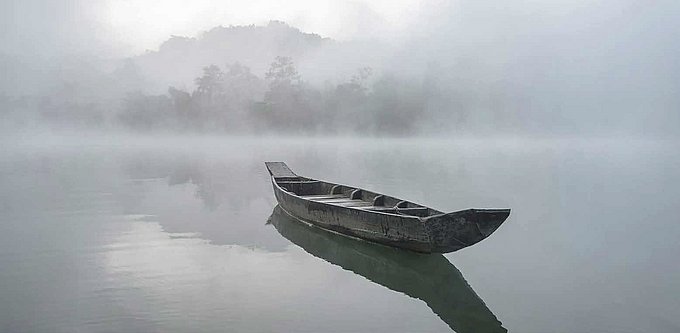 Trauerbegleitung Boot auf See im Nebel